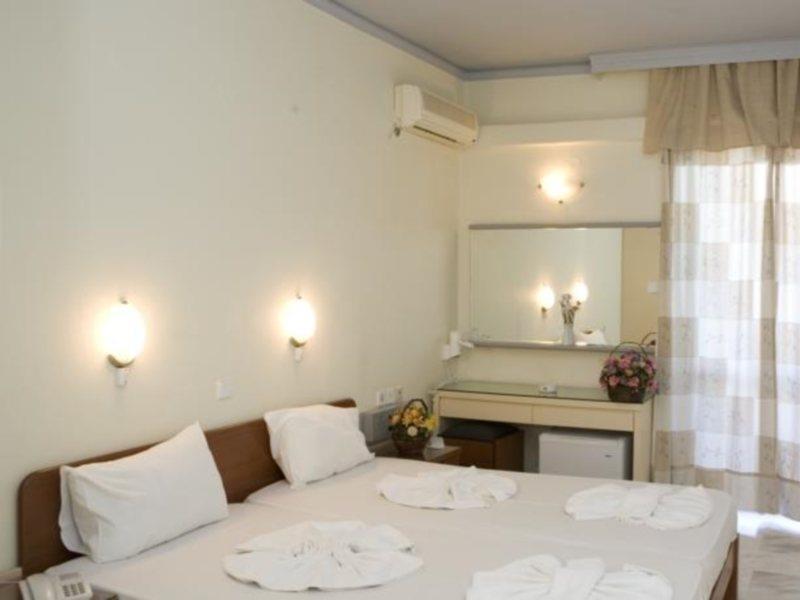 Hotel Haris On The Beach Agia Marina Buitenkant foto