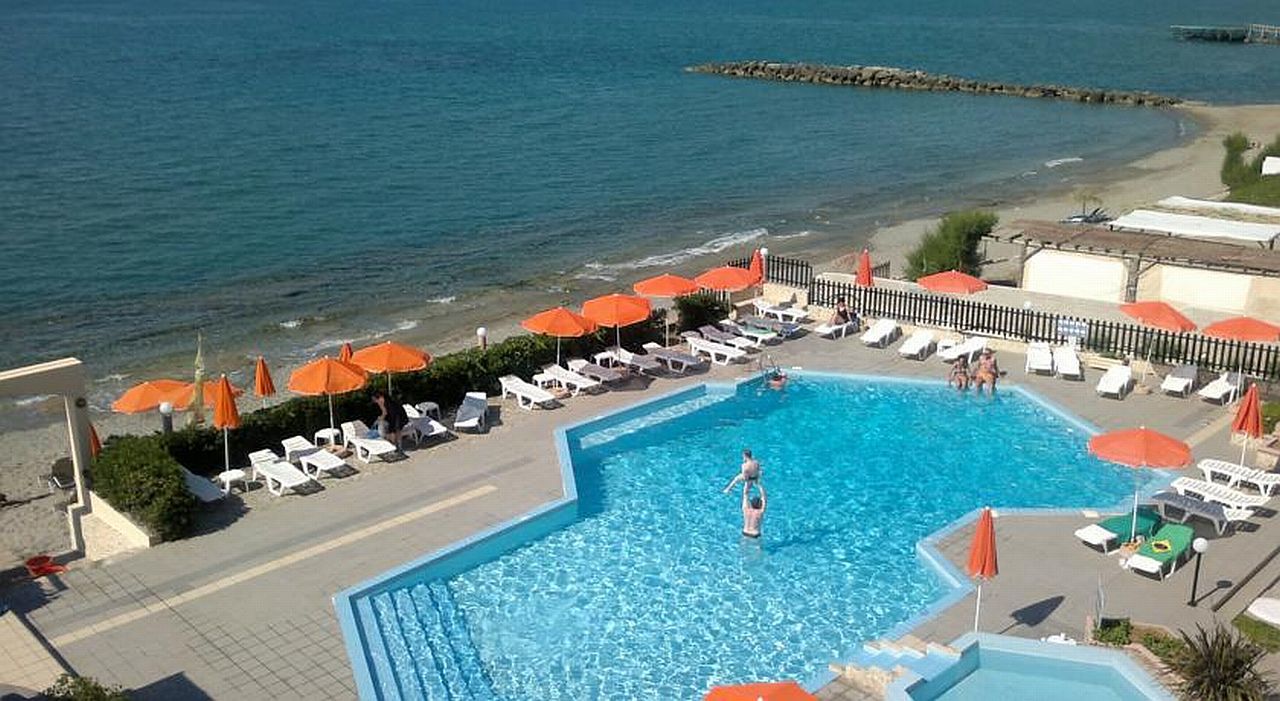 Hotel Haris On The Beach Agia Marina Buitenkant foto