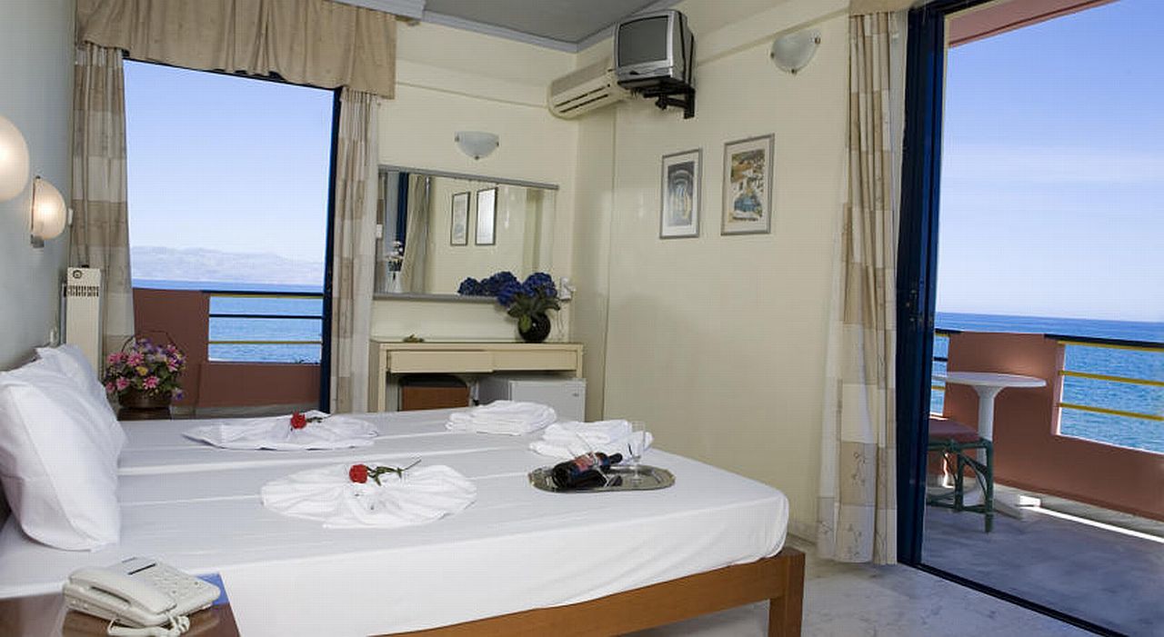 Hotel Haris On The Beach Agia Marina Buitenkant foto
