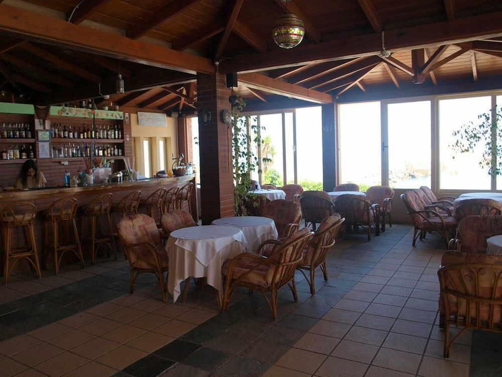 Hotel Haris On The Beach Agia Marina Buitenkant foto