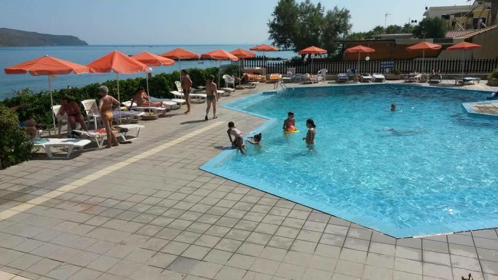 Hotel Haris On The Beach Agia Marina Buitenkant foto